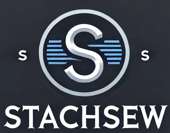 Logo firmy STACHSEW: srebrna litera 'S' w okręgu z niebieskimi poziomymi liniami, umieszczona na ciemnym tle.