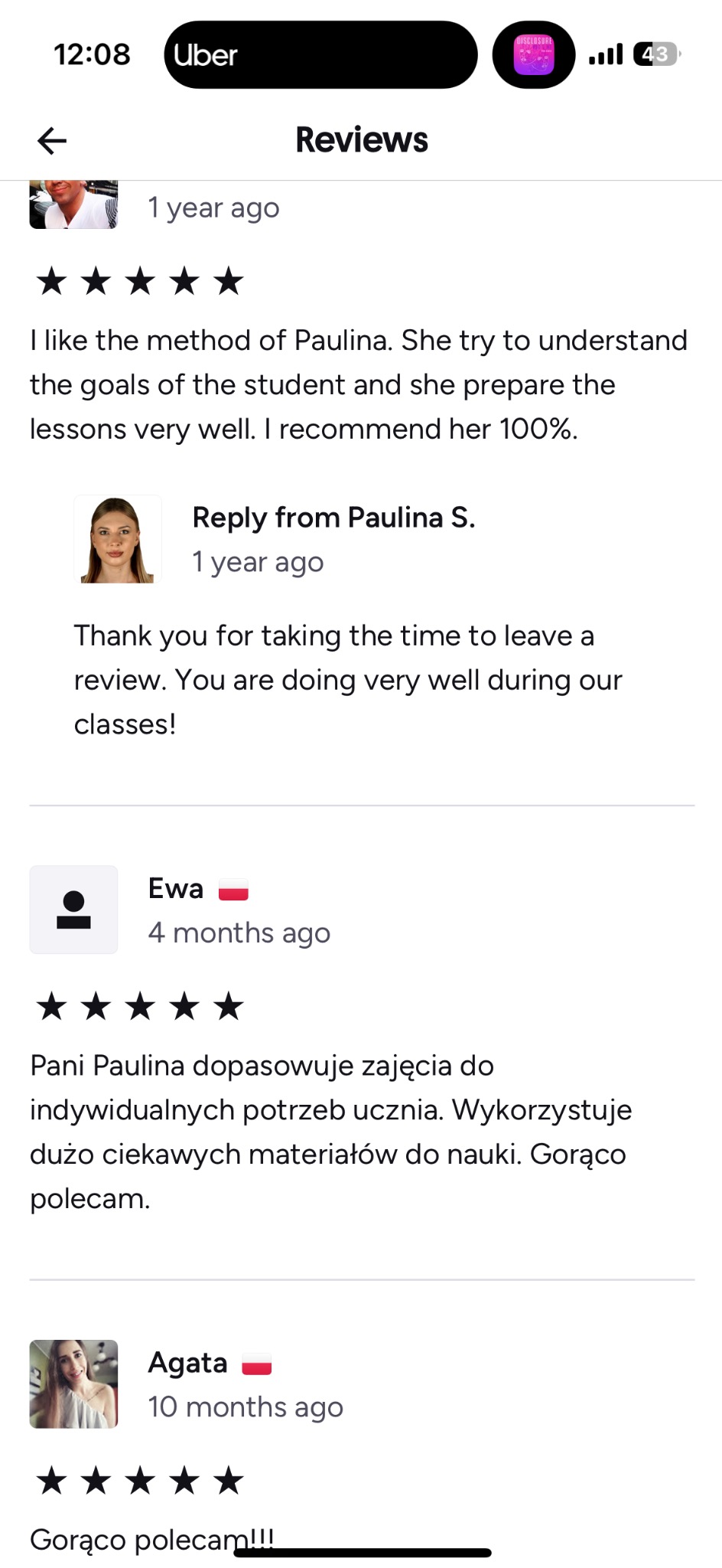 Zrzut ekranu z recenzjami usług z pięciogwiazdkowymi ocenami i pozytywnymi opiniami w języku angielskim i polskim, z uwzględnieniem czasu publikacji recenzji.