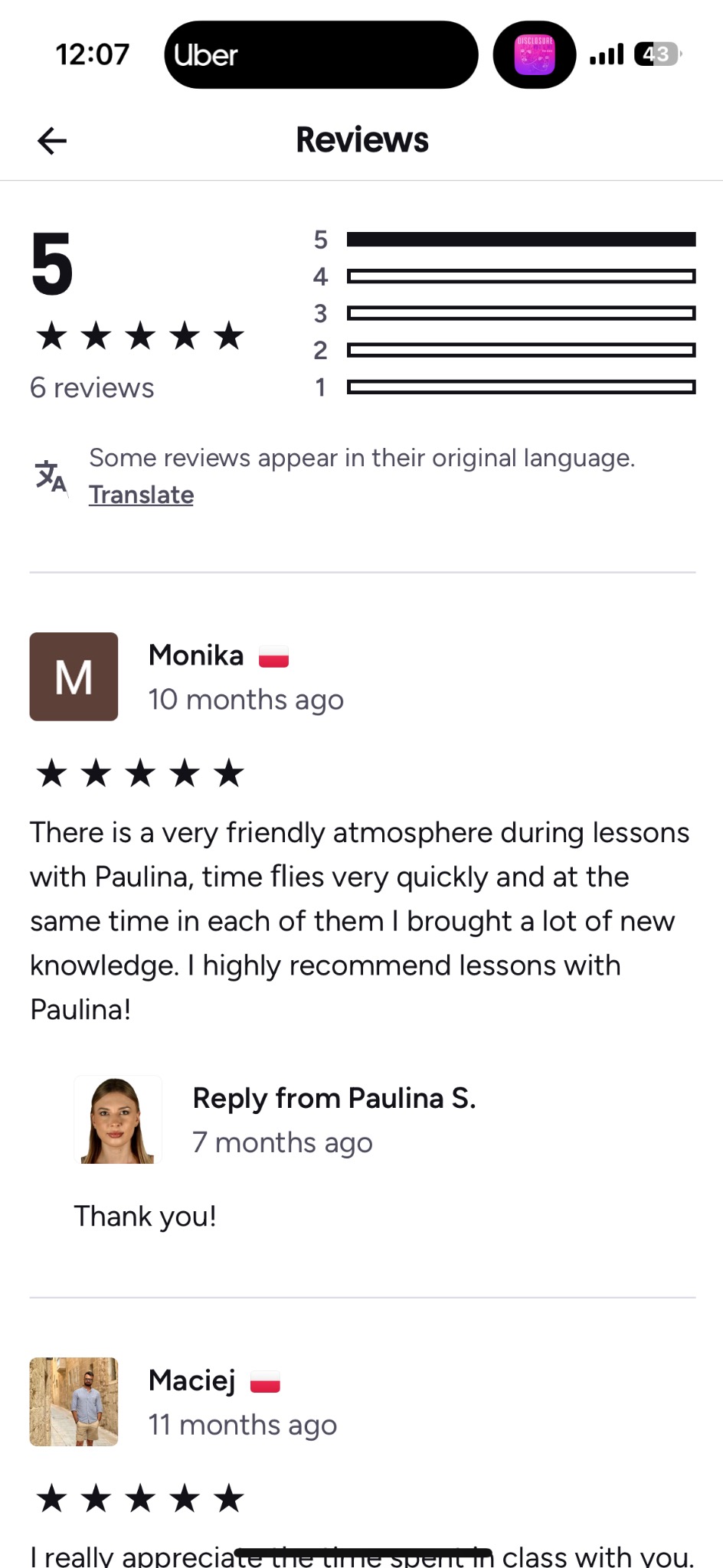 Zrzut ekranu z recenzjami na platformie, pokazujący oceny od 1 do 5 gwiazdek, wraz z tekstem recenzji od użytkowników Moniki i Macieja, zawierający pozytywne opinie o lekcjach z Pauliną.