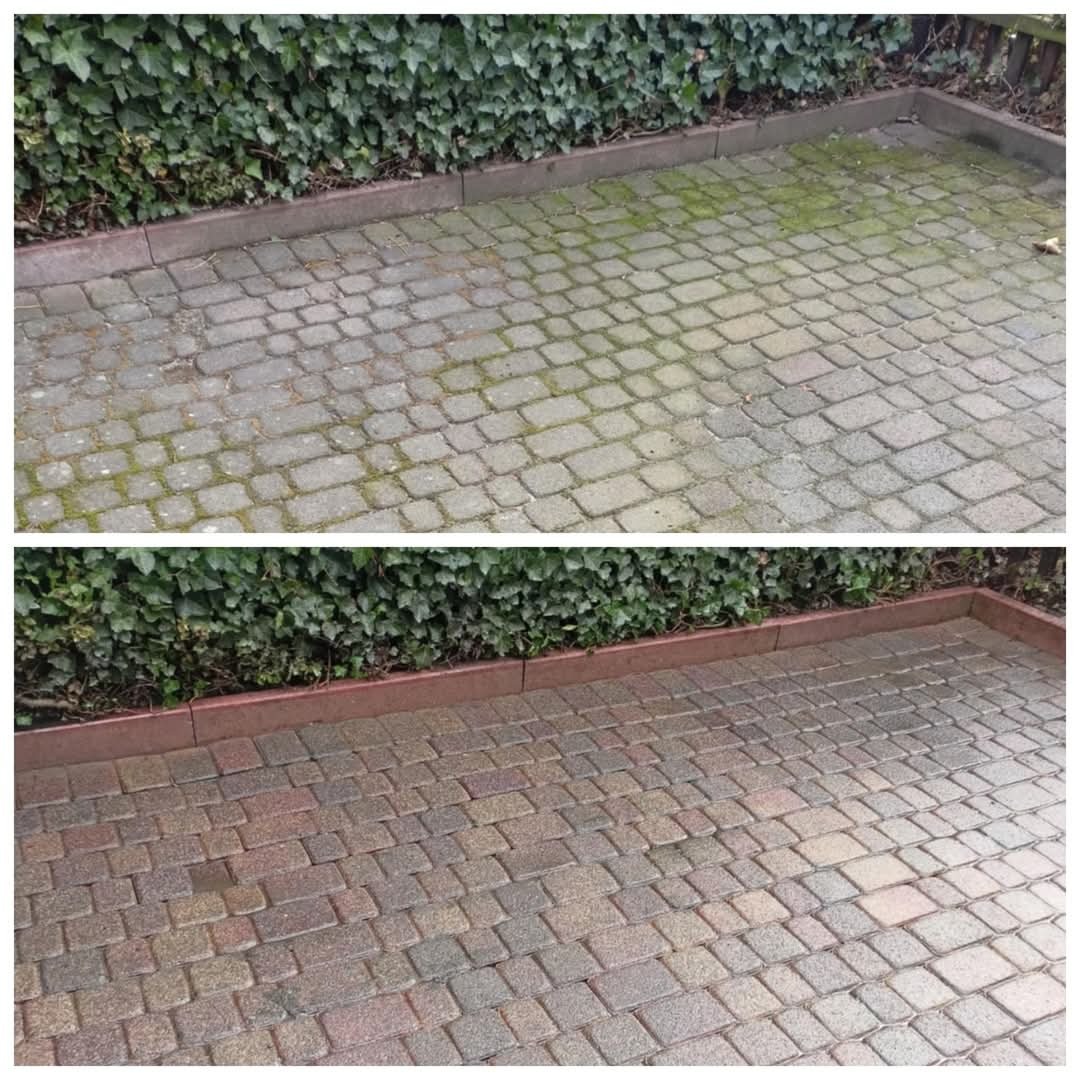 Porównanie stanu kostki brukowej przed i po czyszczeniu, widoczny zielony nalot i odzyskany kolor kostki, tło stanowi zielony żywopłot.