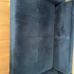 Mateusz Żylski - Granatowa, welurowa kanapa modułowa z pikowaniem, widoczna z góry na drewnianej podłodze.