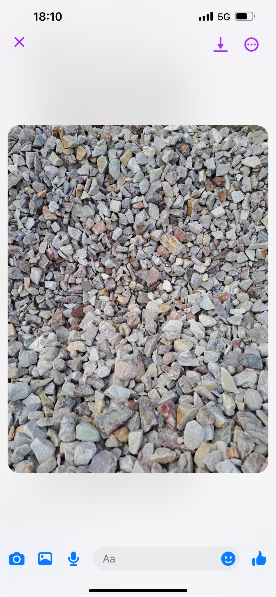 Drobne, szare i brązowe kamienie tworzące zwartą powierzchnię, widoczne z góry.