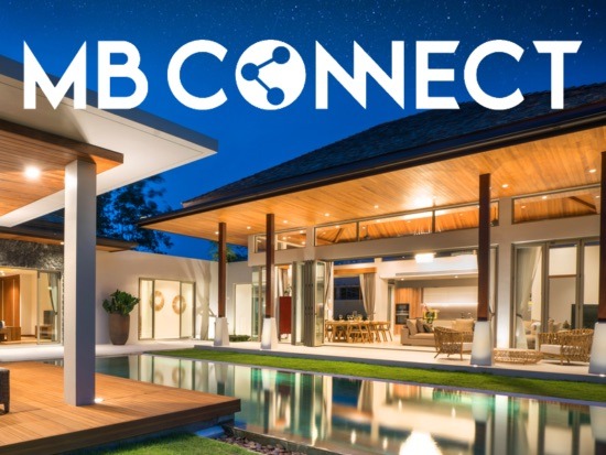 Nowoczesna willa z podświetlanym drewnianym sufitem, basenem i logo 'MB CONNECT' na tle nocnego nieba.