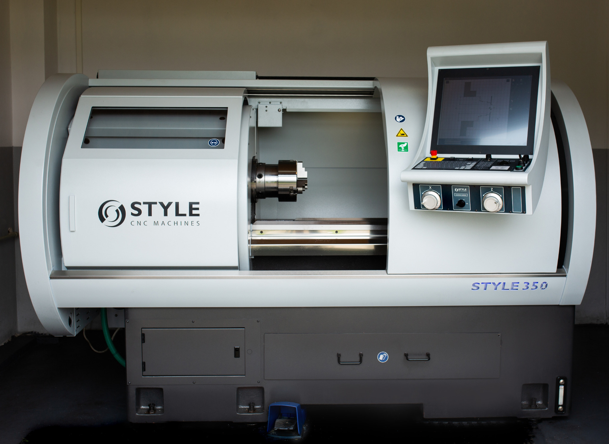 Nowoczesna, biało-szara obrabiarka CNC Style 350 z widocznym uchwytem tokarskim i panelem sterowania z ekranem wyświetlającym schemat obróbki.