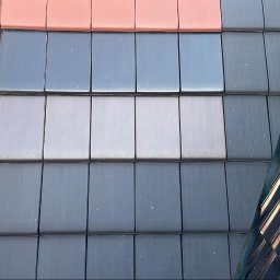 M.A.M. DREWNO MARCIN STACHOWIAK - Ekspozycja różnokolorowych dachówek ceramicznych o różnych kształtach. Prezentacja różnych wariantów pokrycia dachowego, w tym błyszcząca czerń.