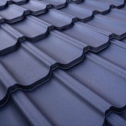 M.A.M. DREWNO MARCIN STACHOWIAK - Ciemnoszare dachówki metalowe, ułożone pod kątem, z widoczną fakturą i detalami łączeń.