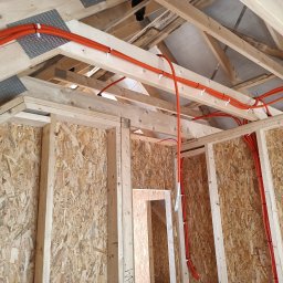 Montaż instalacji elektrycznej w domu szkieletowym. Użyto peszle samogasnące firmy Elettrocanali