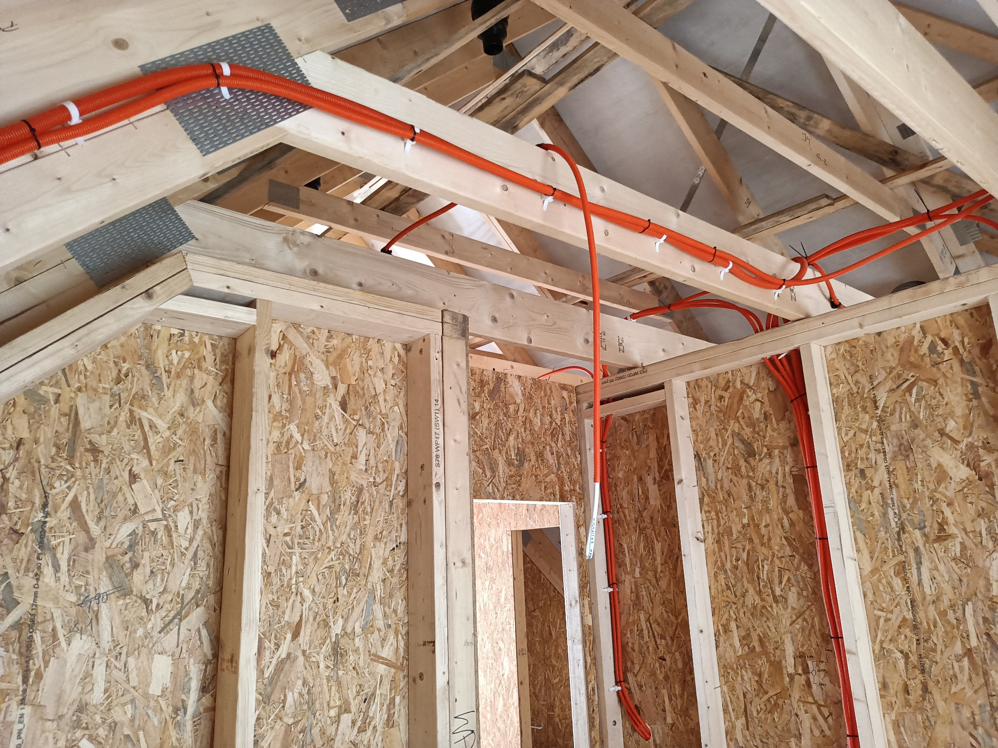Montaż instalacji elektrycznej w domu szkieletowym. Użyto peszle samogasnące firmy Elettrocanali