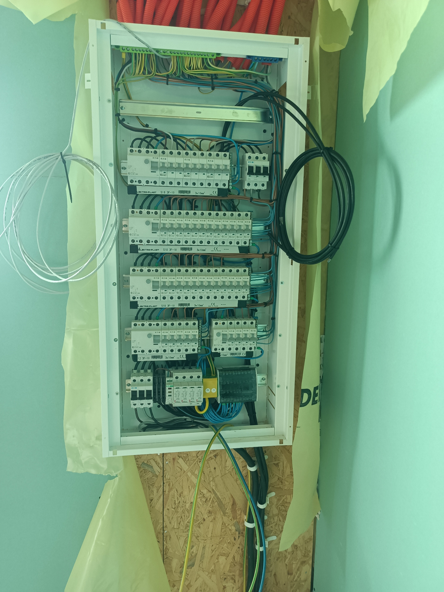 Rozdzielnica w nowo wybudowanym domu jednorodzinnym.