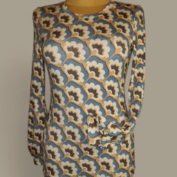 AW Designer Aleksandra Wisińska - Damska bluzka z długim rękawem, w retro wzór kwiatowy w odcieniach błękitu, beżu i brązu, drapowana po jednej stronie na manekinie.