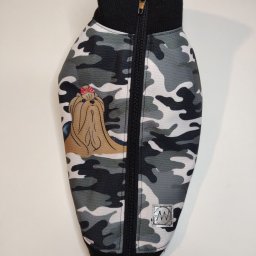 AW Designer Aleksandra Wisińska - Ubranko dla psa w kamuflażu z nadrukiem stylizowanego psa z kokardką, zapinane na zamek błyskawiczny.