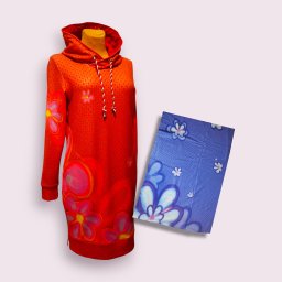AW Designer Aleksandra Wisińska - Czerwona sukienka dresowa z kapturem, zdobiona kwiatowym wzorem, prezentowana na manekinie obok kawałka niebieskiego materiału z podobnym motywem kwiatowym.