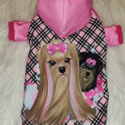 AW Designer Aleksandra Wisińska - Różowa bluza z kapturem dla psa z nadrukiem dwóch yorków z kokardkami na białym, puszystym tle.