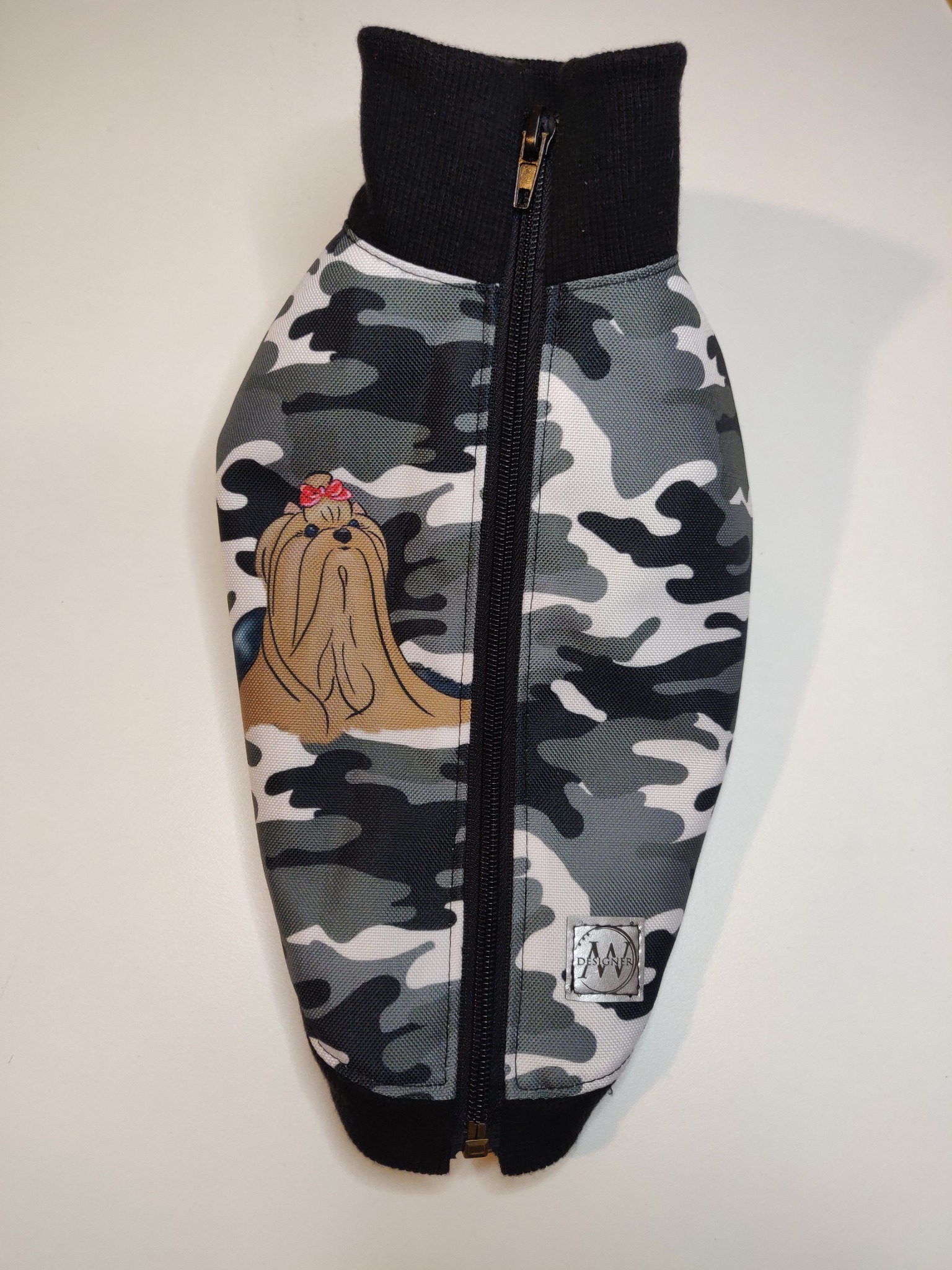 Ubranko dla psa w kamuflażu z nadrukiem stylizowanego psa z kokardką, zapinane na zamek błyskawiczny.