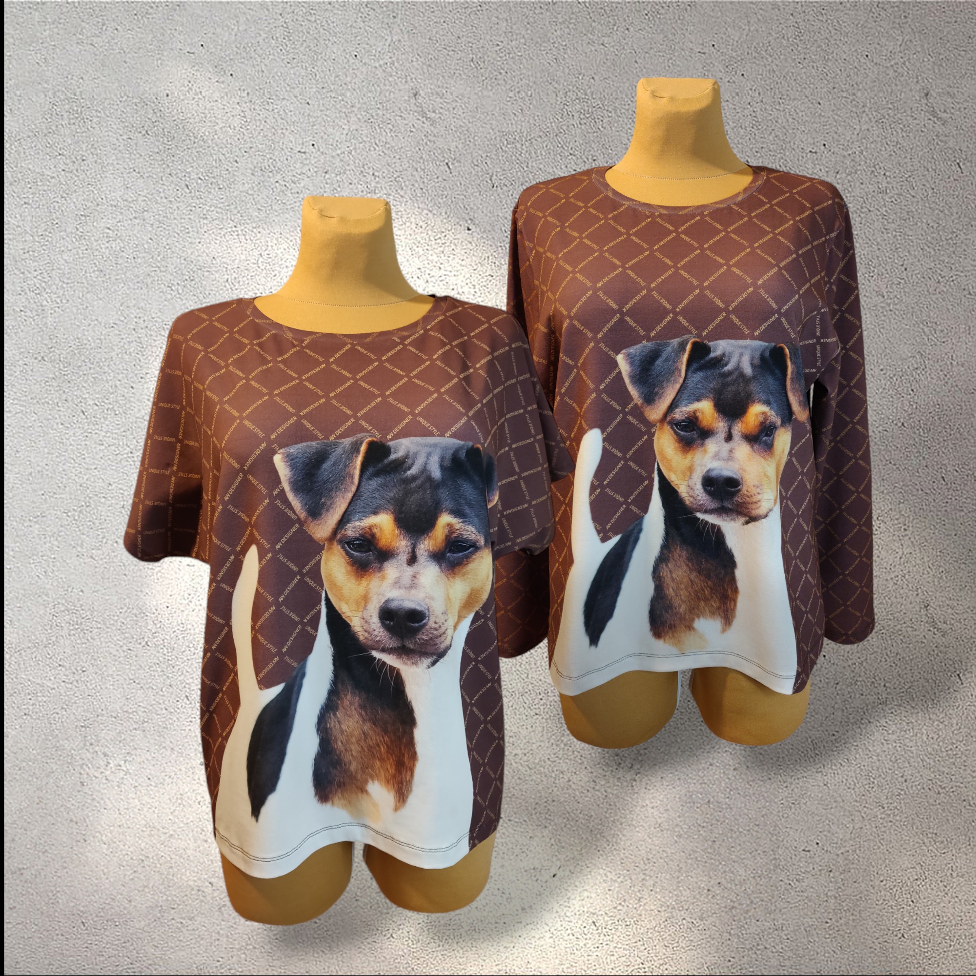 Dwa manekiny prezentują brązowe bluzy z długim i krótkim rękawem, ozdobione wzorem w romby z napisem 'AW DESIGNER UNIQUE STYLE' i dużym portretem psa rasy Jack Russell Terrier.