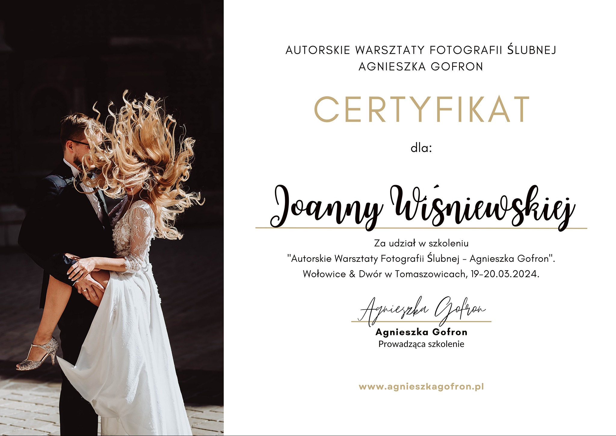 Certyfikat ukończenia autorskich warsztatów fotografii ślubnej Agnieszki Gofron dla Joanny Wiśniewskiej, z sylwetką pary młodej w tle.