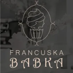 Eleganckie logo kawiarni 'Francuska Babka' z motywem babeczki i profilu kobiety, umieszczone na tle wnętrza kawiarni. Stonowana kolorystyka.