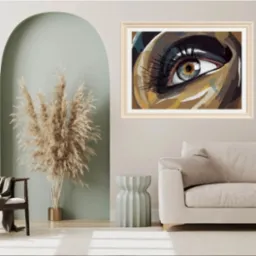 Wnętrze z obrazem oka w ramie, w stylu abstrakcyjnym. Obraz wisi nad kanapą, obok dekoracyjna trawa w złotym wazonie i krzesło z pledem.