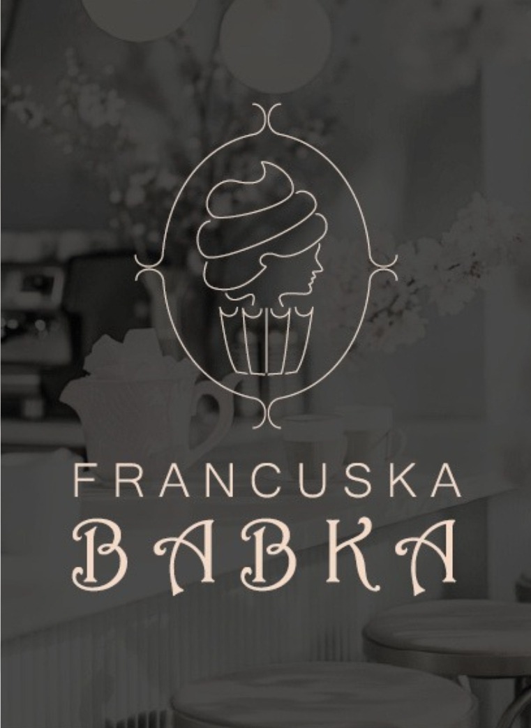 Eleganckie logo kawiarni 'Francuska Babka' z motywem babeczki i profilu kobiety, umieszczone na tle wnętrza kawiarni. Stonowana kolorystyka.