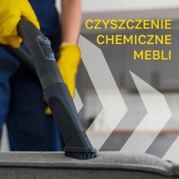 Simplebee Khrystyna Kuzmenko - Dysza odkurzacza piorącego z szczotką, czyszcząca szarą tkaninę obiciową sofy, widoczne żółte rękawice ochronne osoby wykonującej usługę.