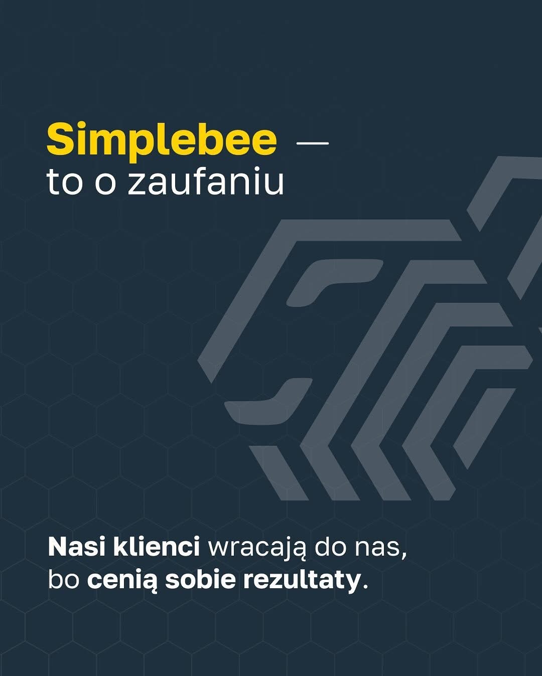 Grafika Simplebee z tekstem 'to o zaufaniu' i 'Nasi klienci wracają do nas, bo cenią sobie rezultaty' oraz abstrakcyjnym symbolem w tle, prezentowana w Krakowie.