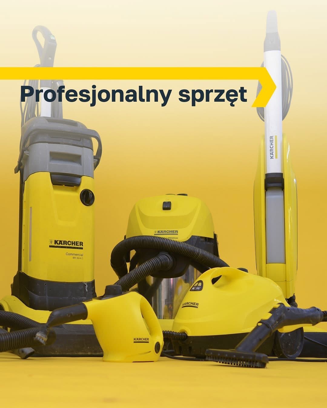 Zestaw profesjonalnych urządzeń czyszczących marki Kärcher w odcieniach żółci i czerni na jednolitym żółtym tle, obejmujący odkurzacz pionowy, parownicę, odkurzacz uniwersalny i odkurzacz piorący