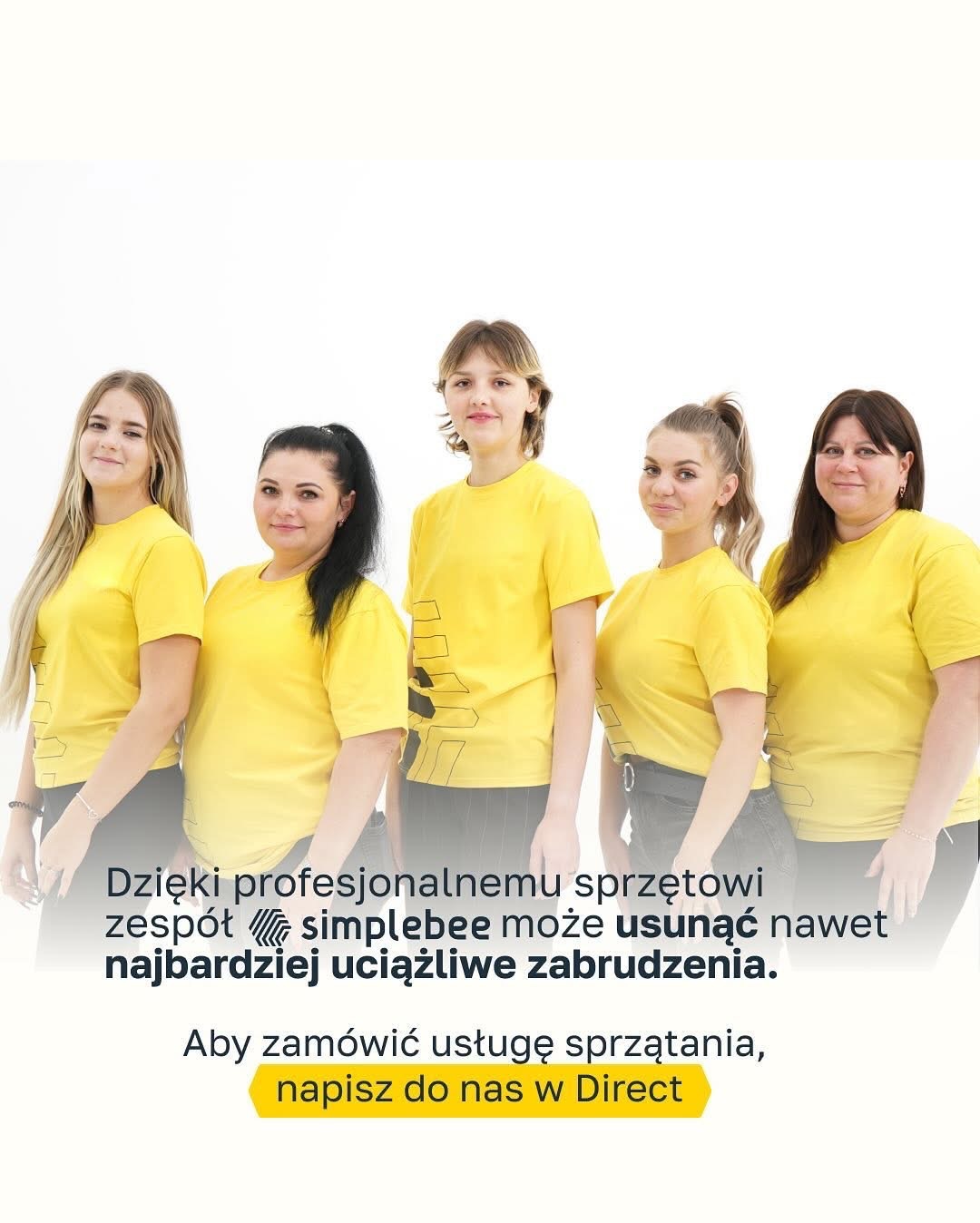 Zespół sprzątający Simplebee: pięć uśmiechniętych kobiet w żółtych koszulkach firmowych na białym tle, promujący usługi sprzątania.
