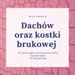 Ogłoszenie reklamowe z napisem 'Mycie Premium Dachów oraz kostki brukowej' na tle czerwonej kostki brukowej.