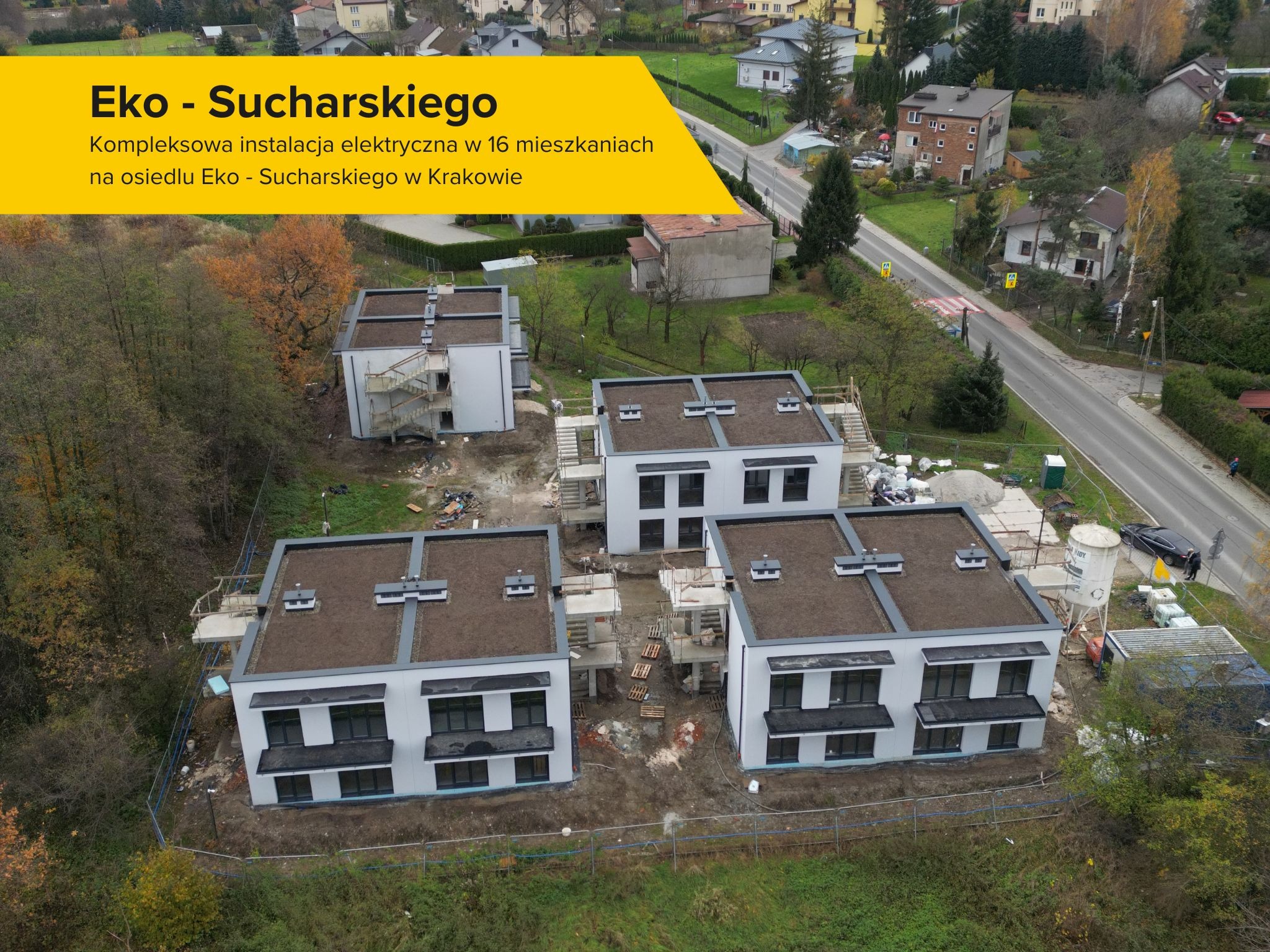 Kompleks budynków mieszkalnych w trakcie budowy, widok z góry, z widocznymi elementami instalacji elektrycznych wewnątrz, osiedle Eko-Sucharskiego w Krakowie.