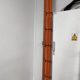 Montaż skrętki internetowej , układanie kabla , montaż gniazd RJ45 , montaż AP , montaż kamer , montaż gniazd 220 , montaż lamp , montaż czujek , montaż tras kablowych , montaż tras kablowych ( rurka ) , montaż kabla zasilającego niskie prądy