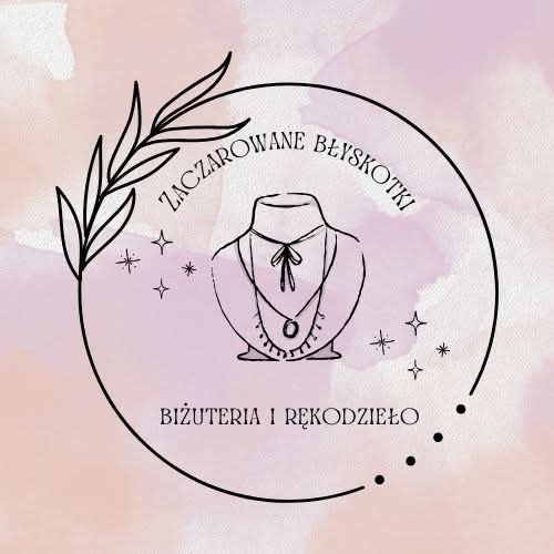 Ręcznie rysowane logo firmy 'Zaczarowane Błyskotki' z manekinem prezentującym naszyjnik, otoczone okręgiem z liściem i gwiazdkami na rozmytym, pastelowym tle.