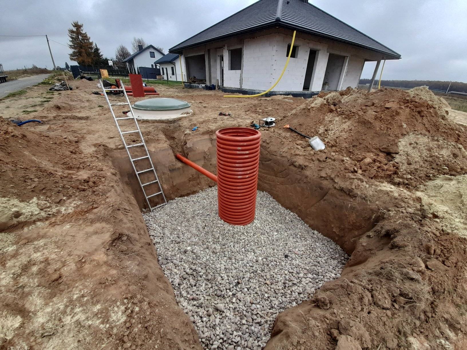 Studnia chłonna za oczyszczalnią biologiczną Kingspan Biodisc BA