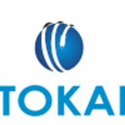 Logo firmy Optokabel z niebieską kulą ziemską otoczoną białymi liniami symbolizującymi kable i nazwą firmy napisaną niebieską czcionką.