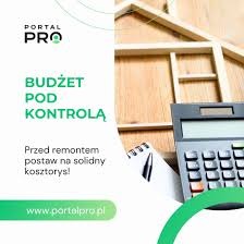 Kalkulator, długopis i notatnik na tle drewnianej konstrukcji szkieletowej dachu, z hasłem 'Budżet pod kontrolą' i wezwaniem do postawienia na solidne kosztorysy przed remontem.