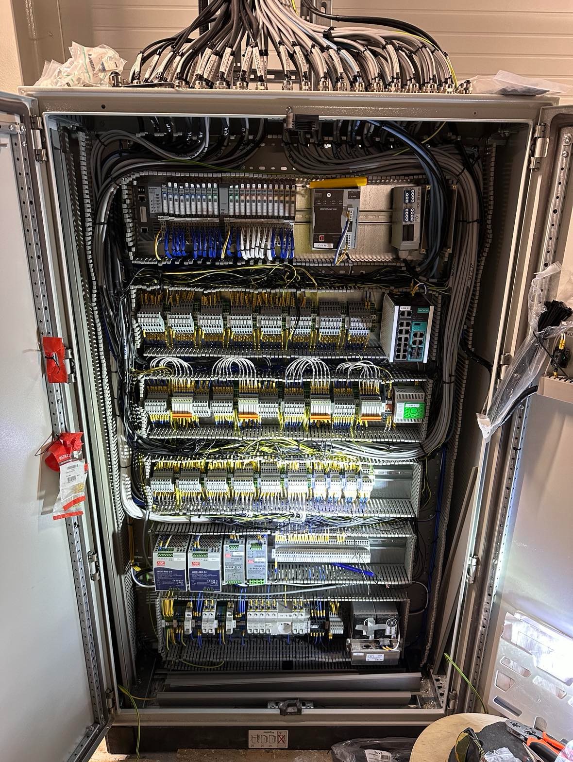 w pełni złożona szafa automatyczna