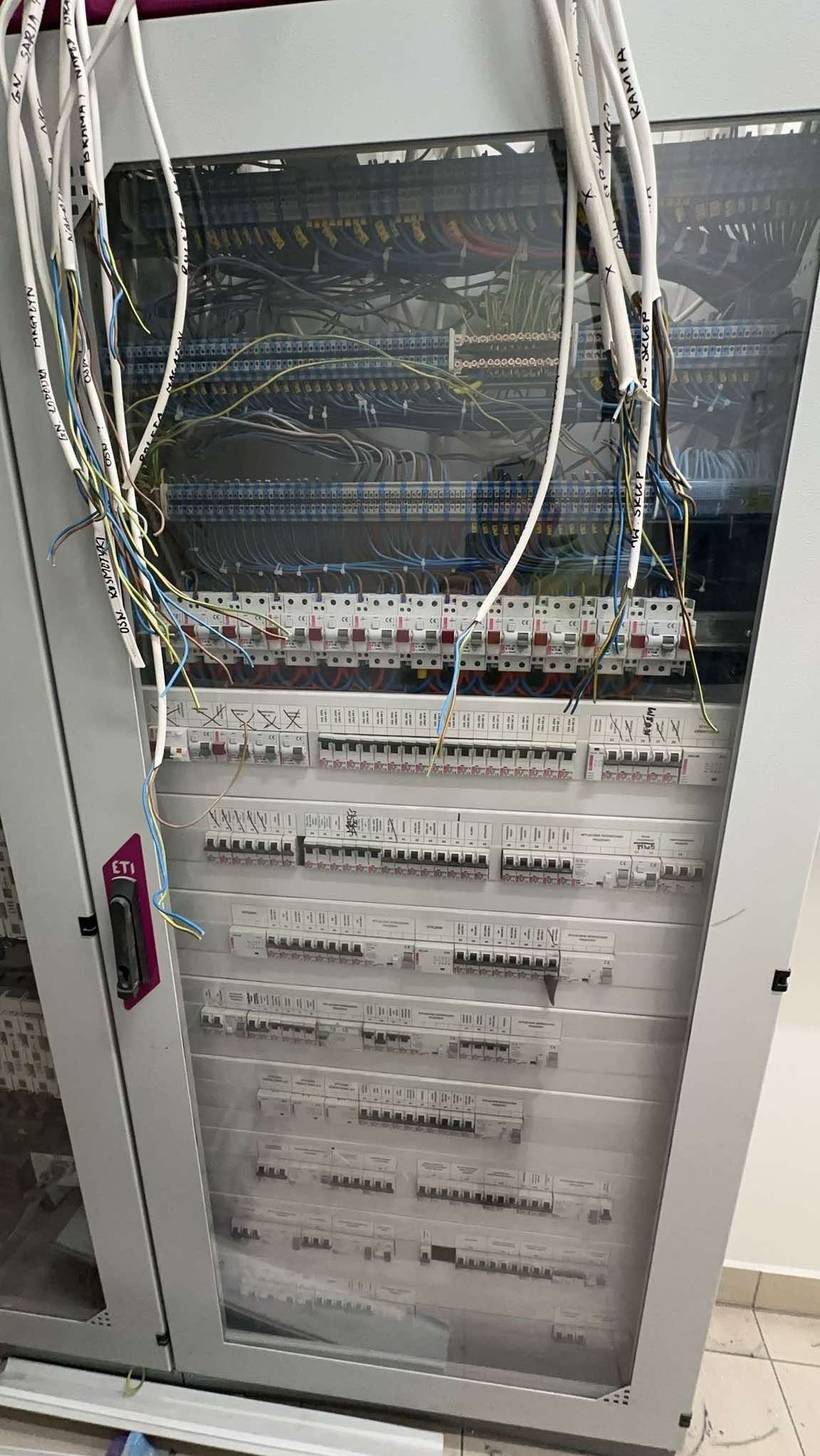 w pełni złożona szafa w markecie (biedronka)