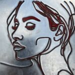 Portret kobiety wykonany techniką linearną z metalu, z akcentami w kolorze bordo, na srebrnym tle.