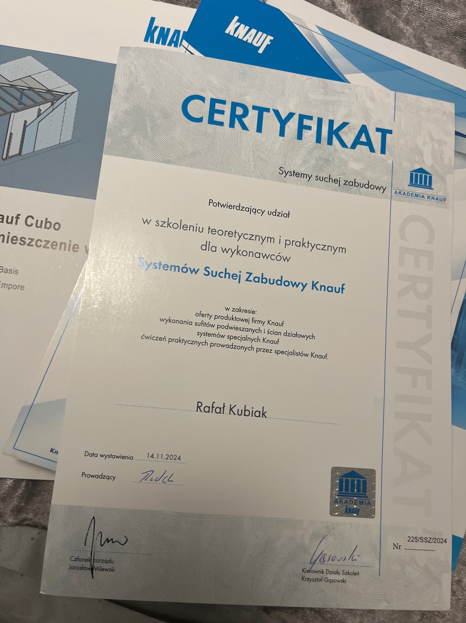 Certyfikat ukończenia szkolenia z systemów suchej zabudowy Knauf, potwierdzający udział w szkoleniu teoretycznym i praktycznym dla wykonawców, z datą wystawienia 14.11.2024, podpisany przez...