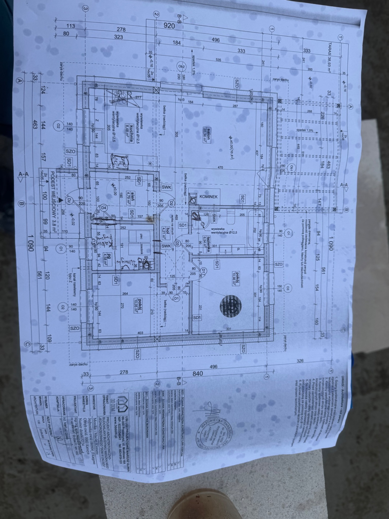 Rzut parteru projektu architektoniczno-budowlanego domu jednorodzinnego z wymiarami i oznaczeniami ścian, okien i pomieszczeń.