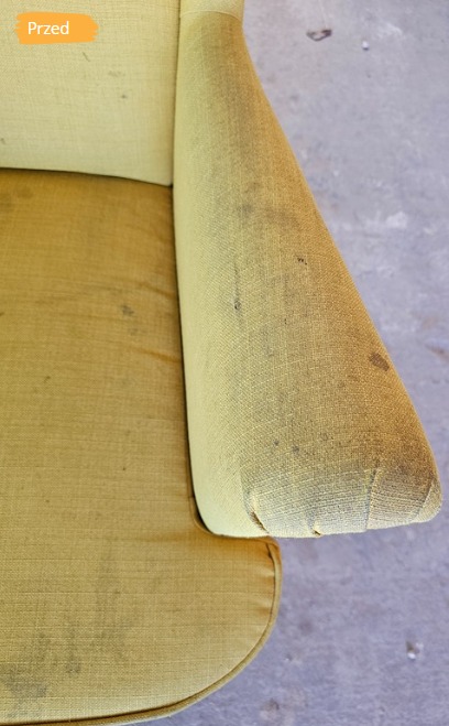 Żółty fotel z wyraźnymi plamami i zabrudzeniami na tapicerce, oznaczony jako stan 'Przed' czyszczeniem.