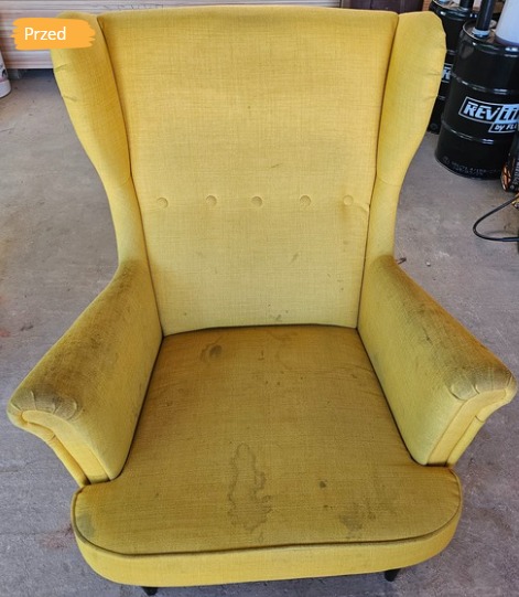 Żółty fotel typu uszak z widocznymi plamami i zabrudzeniami na tapicerce, oparcie z guzikami, zdjęcie w kadrze poziomym, z napisem 'Przed' w lewym górnym rogu.
