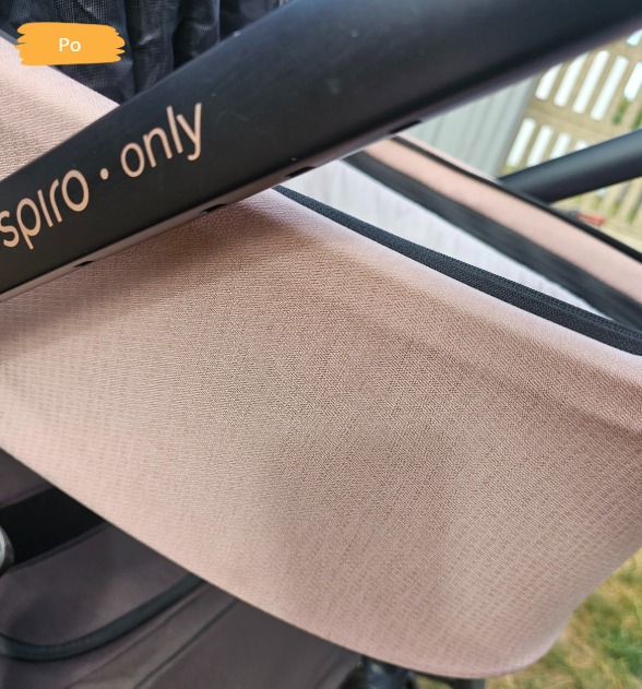 Wózek dziecięcy Espiro Only z beżową tapicerką, widok po czyszczeniu, z napisem 'Po' na górze. Widoczne elementy konstrukcyjne wózka i fragment tła.