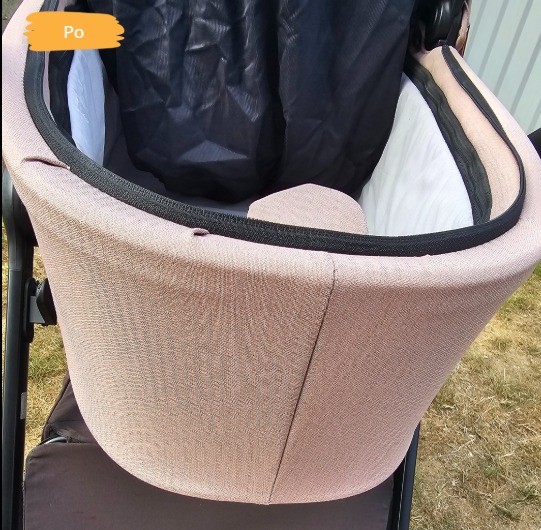 Czysta gondola wózka dziecięcego po praniu, widok z góry, beżowa tapicerka, czarne wykończenia. Zdjęcie prezentuje efekt końcowy usługi czyszczenia.