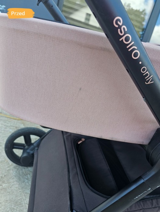 Wózek dziecięcy Espiro z beżową tapicerką przed czyszczeniem, widoczne zabrudzenia. Ujęcie z boku, oświetlenie dzienne.