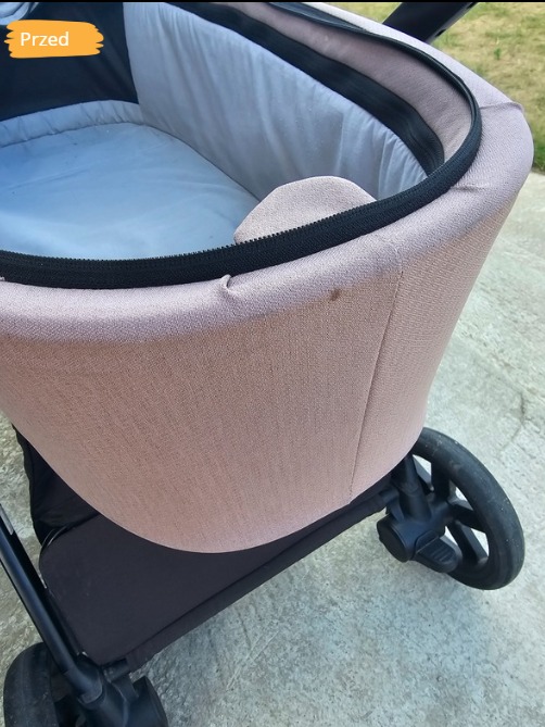 Wózek dziecięcy przed czyszczeniem: widoczne plamy na tapicerce gondoli wózka, beżowa tkanina i jasne wnętrze.