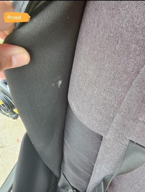 Tapicerka fotela samochodowego z widocznymi plamami i zabrudzeniami, oznaczona jako stan 'Przed' czyszczeniem.