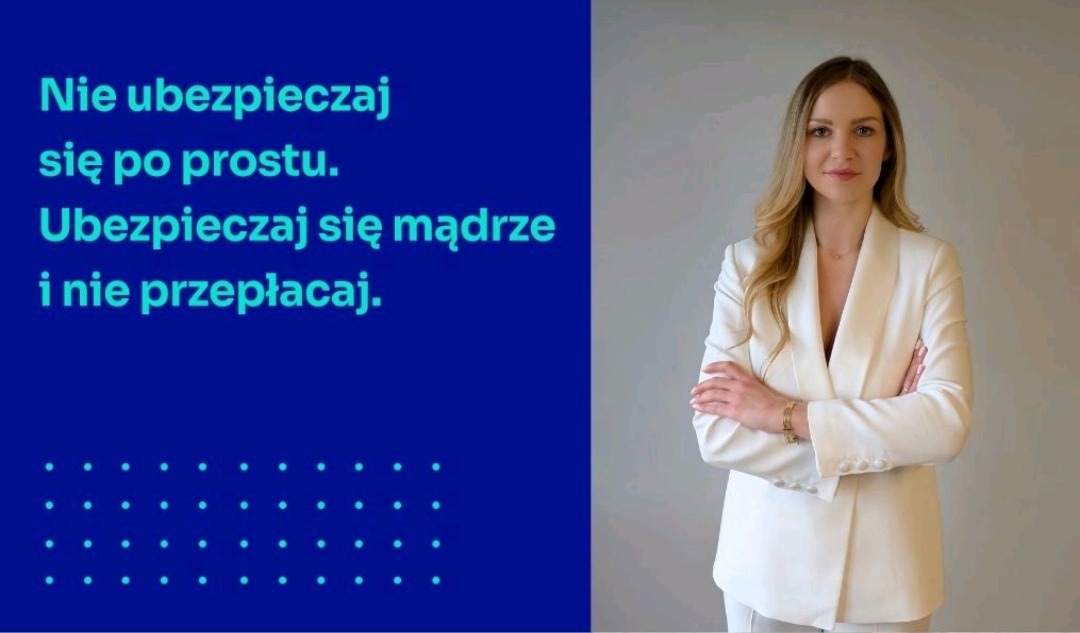 Kobieta w białym garniturze na tle reklamy ubezpieczeń, z hasłem 'Ubezpieczaj się mądrze i nie przepłacaj'.