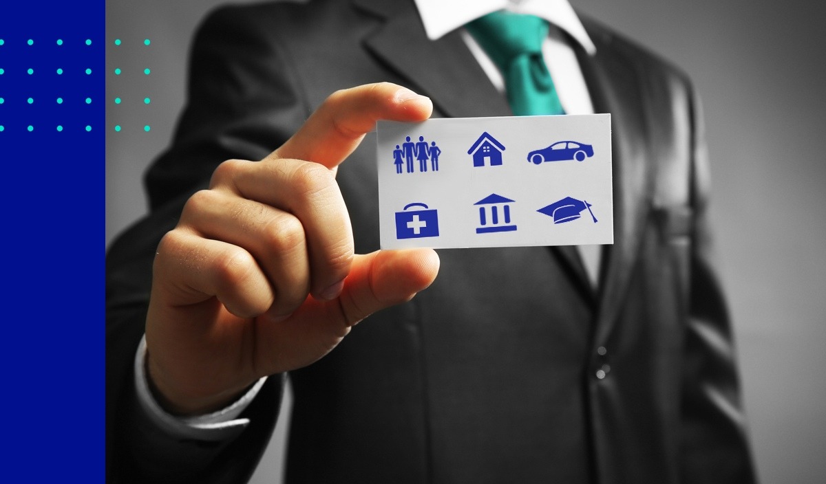Mężczyzna w garniturze trzymający kartę z ikonami: rodzina, dom, samochód, apteczka, budynek z kolumnami, dyplom.