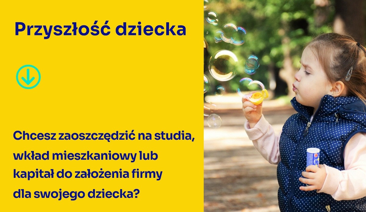 Dziewczynka w niebieskiej kamizelce w białe kropki dmucha bańki mydlane na tle zieleni, obok żółty blok z tekstem o oszczędzaniu na przyszłość dziecka.