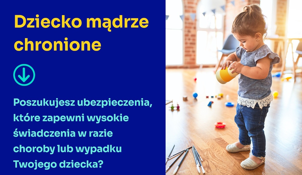 Dziewczynka bawi się zabawkami na podłodze, w tle widoczne krzesła i okno, po lewej stronie niebieskie tło z tekstem o ubezpieczeniu dziecka.
